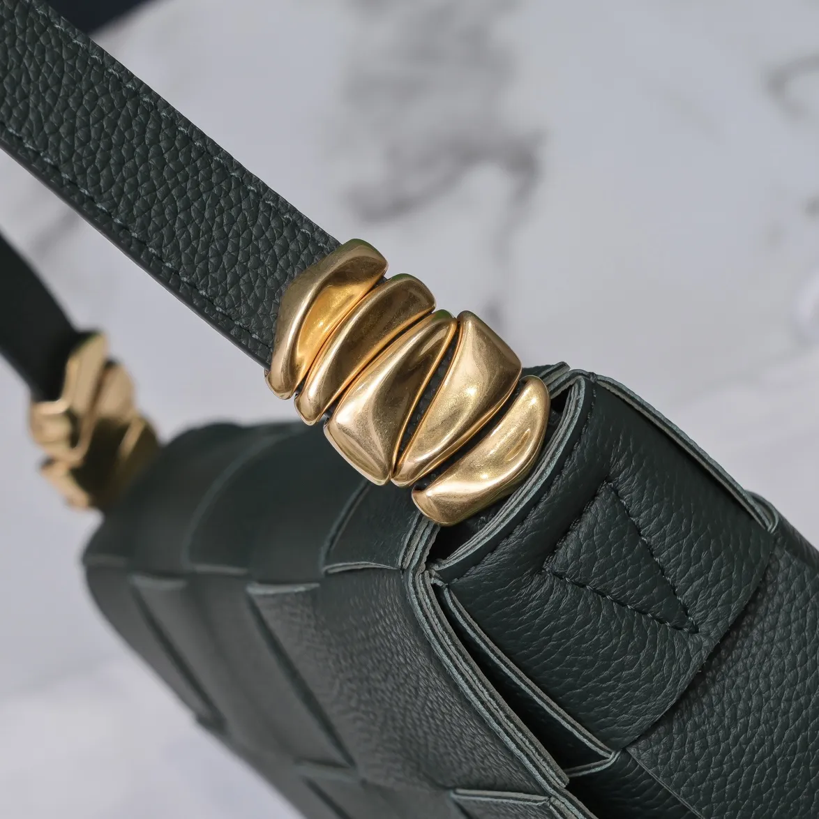 The new CASSETTE has a new version. Metal accessories. This is a popular item. The leather surface is replaced by pebbled cowhide that is more wear-resistant and durable. The inner leather is still made of soft lambskin. What is even more unique is that highly designed metal accessories are added to both sides of the shoulder strap. The metal on both sides is deliberately loosened, making a pleasant "ding" sound during use. The ultra-detailed design is perfect! Size 23x15x5.5 Model 6687#